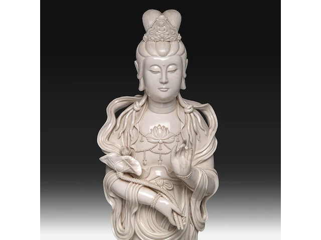 A tall chinese blanc-de-chine standing guanyin, marked wu mu sen, 20thc, total h 97,5 cm - afbeelding 11 van  11