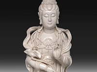 A tall chinese blanc-de-chine standing guanyin, marked wu mu sen, 20thc, total h 97,5 cm - afbeelding 11 van  11