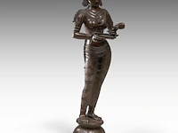 A tall indian bronze figure of lakshmi, early 20thc, h 101,5 cm - afbeelding 7 van  8