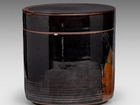 A tenmoku/jian ware style glazed stoneware lidded jar, marked 'denmark', h 22 - ø 22 cm - afbeelding 4 van  8