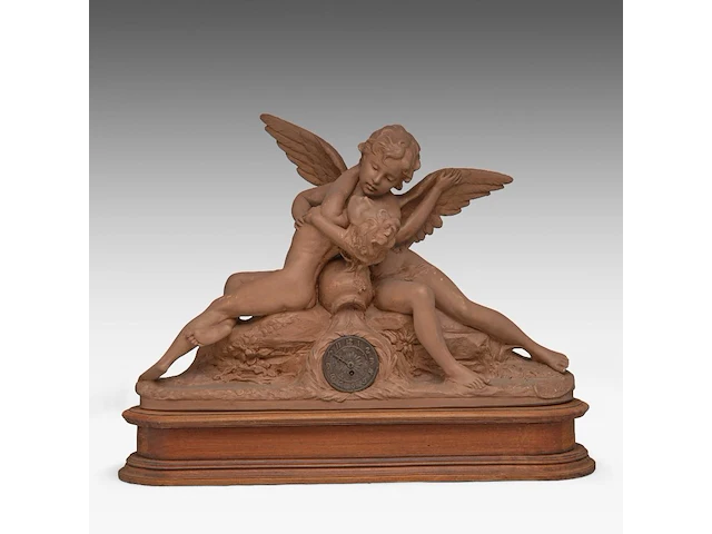 A terracotta mantle clock with amor and psyche, signed roberto aurilli 48 x 70 cm. (18.89 x 27.55 in.), with wooden base 59 x 75 cm. (23.23 x 29.53 in.) - afbeelding 1 van  10