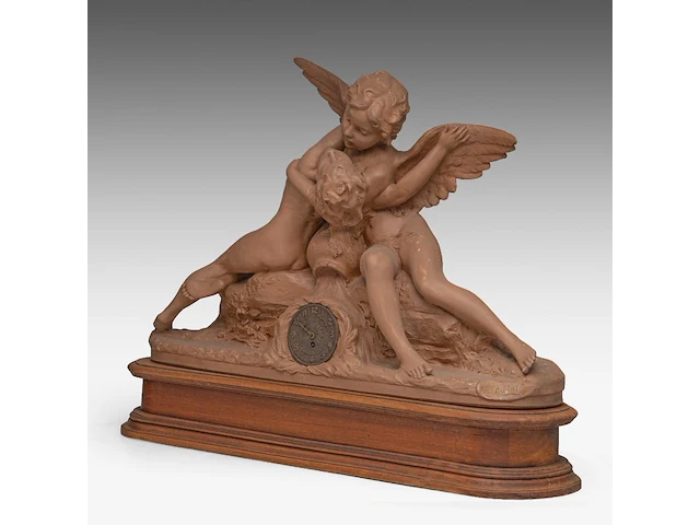A terracotta mantle clock with amor and psyche, signed roberto aurilli 48 x 70 cm. (18.89 x 27.55 in.), with wooden base 59 x 75 cm. (23.23 x 29.53 in.) - afbeelding 3 van  10