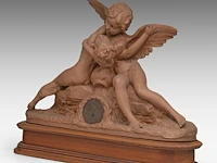 A terracotta mantle clock with amor and psyche, signed roberto aurilli 48 x 70 cm. (18.89 x 27.55 in.), with wooden base 59 x 75 cm. (23.23 x 29.53 in.) - afbeelding 3 van  10