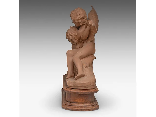 A terracotta mantle clock with amor and psyche, signed roberto aurilli 48 x 70 cm. (18.89 x 27.55 in.), with wooden base 59 x 75 cm. (23.23 x 29.53 in.) - afbeelding 4 van  10
