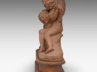 A terracotta mantle clock with amor and psyche, signed roberto aurilli 48 x 70 cm. (18.89 x 27.55 in.), with wooden base 59 x 75 cm. (23.23 x 29.53 in.) - afbeelding 4 van  10
