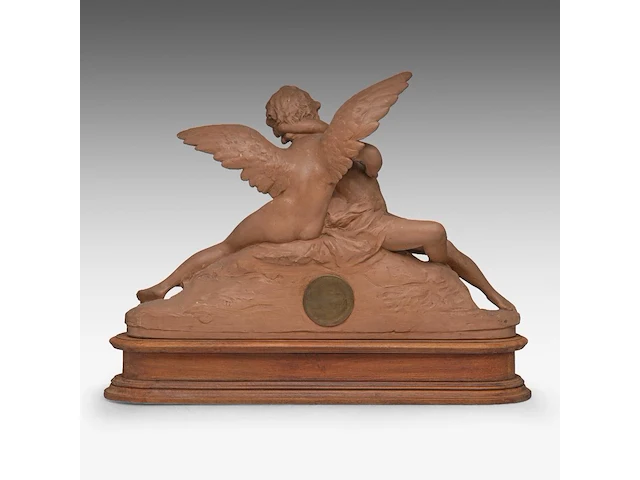 A terracotta mantle clock with amor and psyche, signed roberto aurilli 48 x 70 cm. (18.89 x 27.55 in.), with wooden base 59 x 75 cm. (23.23 x 29.53 in.) - afbeelding 5 van  10