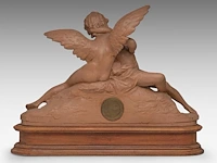 A terracotta mantle clock with amor and psyche, signed roberto aurilli 48 x 70 cm. (18.89 x 27.55 in.), with wooden base 59 x 75 cm. (23.23 x 29.53 in.) - afbeelding 5 van  10