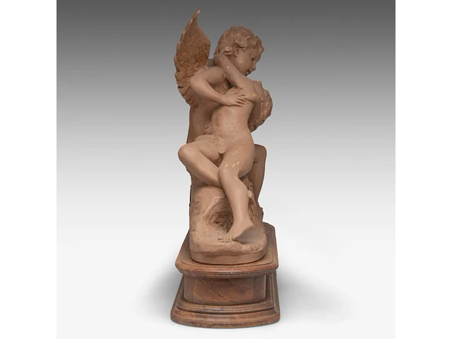 A terracotta mantle clock with amor and psyche, signed roberto aurilli 48 x 70 cm. (18.89 x 27.55 in.), with wooden base 59 x 75 cm. (23.23 x 29.53 in.) - afbeelding 6 van  10