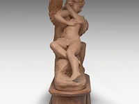 A terracotta mantle clock with amor and psyche, signed roberto aurilli 48 x 70 cm. (18.89 x 27.55 in.), with wooden base 59 x 75 cm. (23.23 x 29.53 in.) - afbeelding 6 van  10
