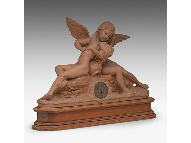 A terracotta mantle clock with amor and psyche, signed roberto aurilli 48 x 70 cm. (18.89 x 27.55 in.), with wooden base 59 x 75 cm. (23.23 x 29.53 in.) - afbeelding 7 van  10
