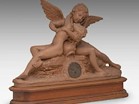 A terracotta mantle clock with amor and psyche, signed roberto aurilli 48 x 70 cm. (18.89 x 27.55 in.), with wooden base 59 x 75 cm. (23.23 x 29.53 in.) - afbeelding 7 van  10