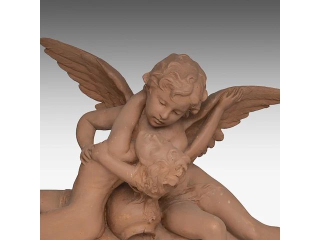 A terracotta mantle clock with amor and psyche, signed roberto aurilli 48 x 70 cm. (18.89 x 27.55 in.), with wooden base 59 x 75 cm. (23.23 x 29.53 in.) - afbeelding 8 van  10