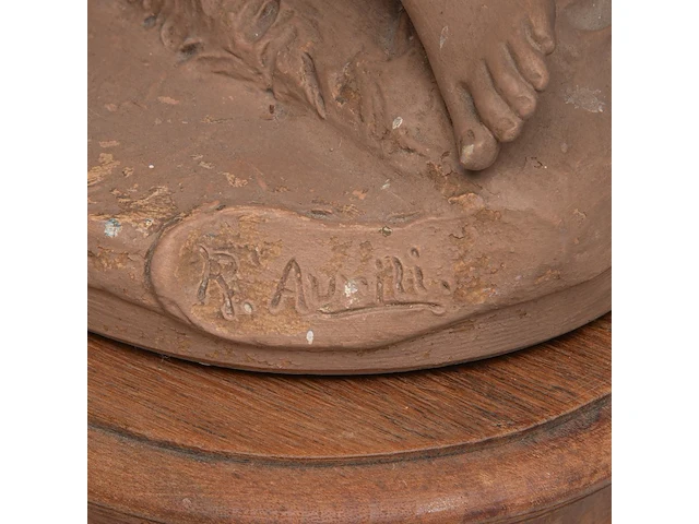 A terracotta mantle clock with amor and psyche, signed roberto aurilli 48 x 70 cm. (18.89 x 27.55 in.), with wooden base 59 x 75 cm. (23.23 x 29.53 in.) - afbeelding 9 van  10