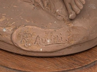A terracotta mantle clock with amor and psyche, signed roberto aurilli 48 x 70 cm. (18.89 x 27.55 in.), with wooden base 59 x 75 cm. (23.23 x 29.53 in.) - afbeelding 9 van  10