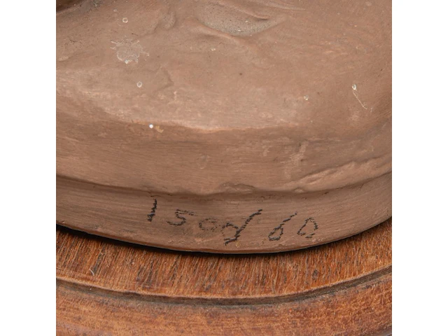 A terracotta mantle clock with amor and psyche, signed roberto aurilli 48 x 70 cm. (18.89 x 27.55 in.), with wooden base 59 x 75 cm. (23.23 x 29.53 in.) - afbeelding 10 van  10