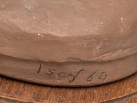 A terracotta mantle clock with amor and psyche, signed roberto aurilli 48 x 70 cm. (18.89 x 27.55 in.), with wooden base 59 x 75 cm. (23.23 x 29.53 in.) - afbeelding 10 van  10