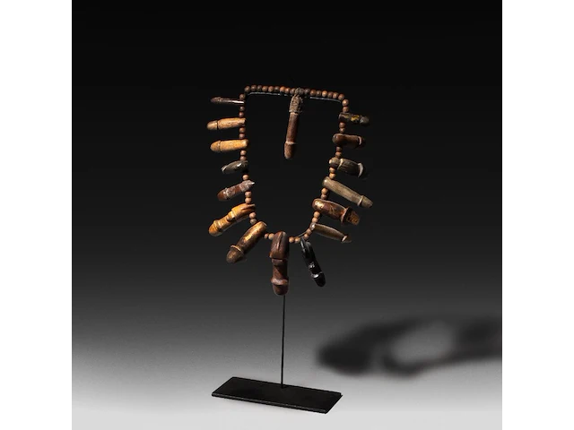 A thai palad khik phallic necklace with 16 amulets, h 26 cm - afbeelding 1 van  5