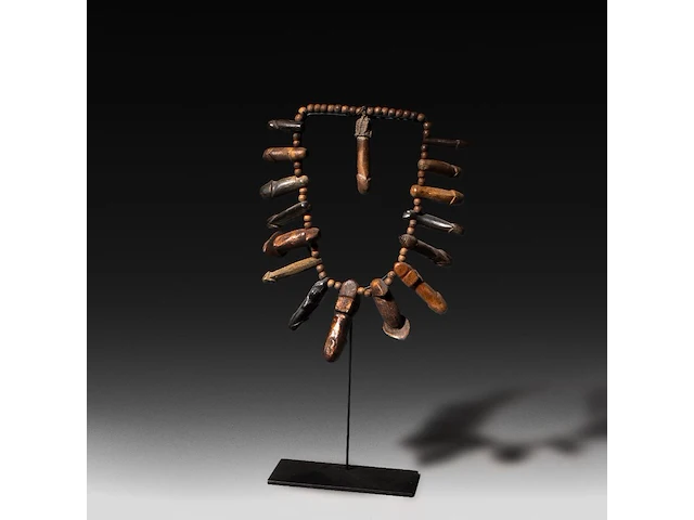 A thai palad khik phallic necklace with 16 amulets, h 26 cm - afbeelding 2 van  5