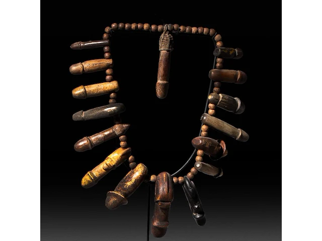 A thai palad khik phallic necklace with 16 amulets, h 26 cm - afbeelding 3 van  5
