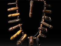 A thai palad khik phallic necklace with 16 amulets, h 26 cm - afbeelding 3 van  5