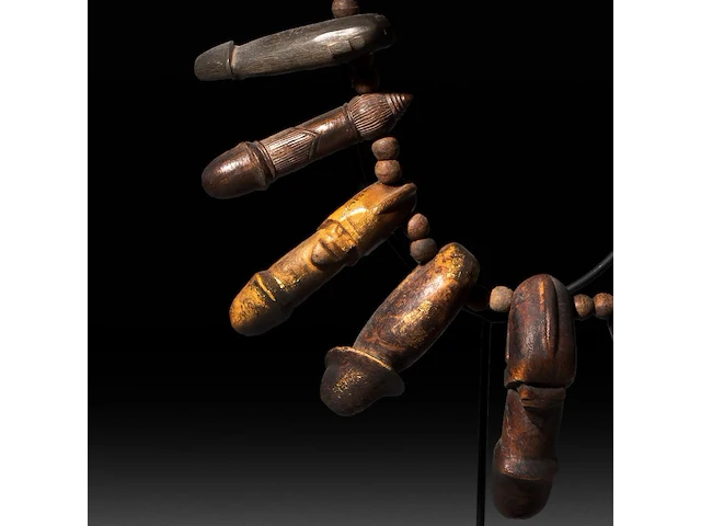 A thai palad khik phallic necklace with 16 amulets, h 26 cm - afbeelding 4 van  5