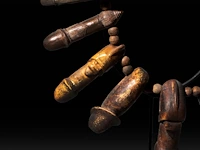 A thai palad khik phallic necklace with 16 amulets, h 26 cm - afbeelding 4 van  5