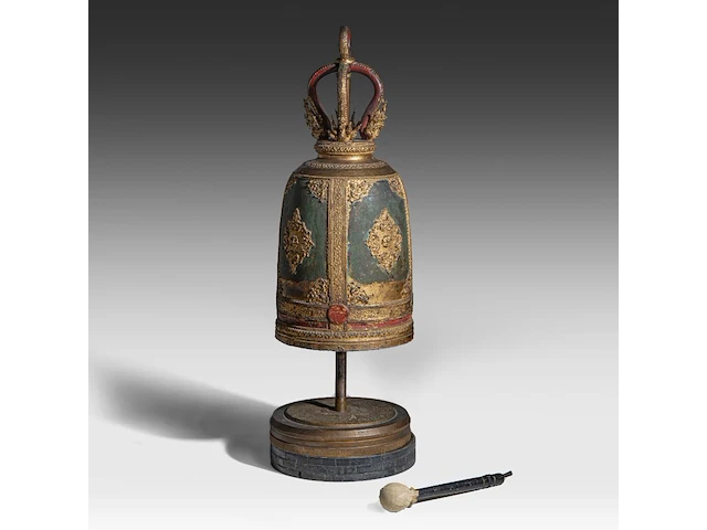 A thai rattanakosin style polychrome and gilt cast-iron buddhist temple bell, 19thc, total h 89.5 cm - afbeelding 1 van  4