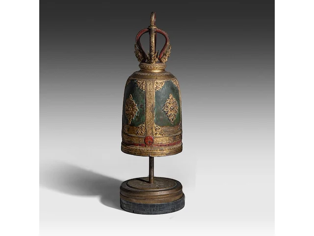 A thai rattanakosin style polychrome and gilt cast-iron buddhist temple bell, 19thc, total h 89.5 cm - afbeelding 2 van  4