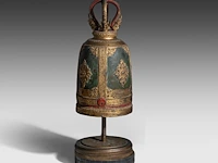 A thai rattanakosin style polychrome and gilt cast-iron buddhist temple bell, 19thc, total h 89.5 cm - afbeelding 2 van  4