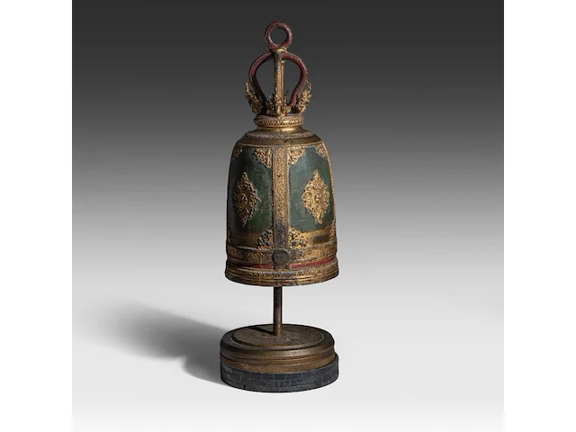 A thai rattanakosin style polychrome and gilt cast-iron buddhist temple bell, 19thc, total h 89.5 cm - afbeelding 3 van  4