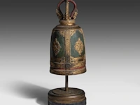 A thai rattanakosin style polychrome and gilt cast-iron buddhist temple bell, 19thc, total h 89.5 cm - afbeelding 3 van  4