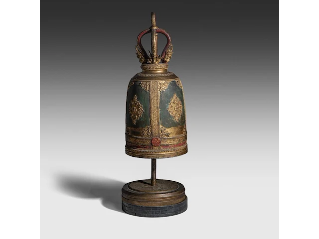A thai rattanakosin style polychrome and gilt cast-iron buddhist temple bell, 19thc, total h 89.5 cm - afbeelding 4 van  4
