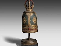 A thai rattanakosin style polychrome and gilt cast-iron buddhist temple bell, 19thc, total h 89.5 cm - afbeelding 4 van  4
