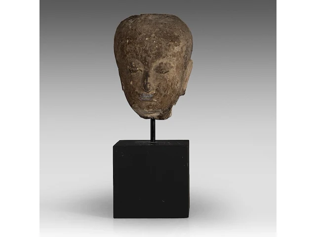 A thai stone head of buddha, ayutthaya style, 16thc-18thc, total h 47,5 cm - afbeelding 1 van  6