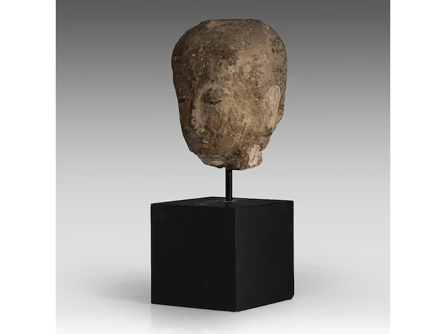A thai stone head of buddha, ayutthaya style, 16thc-18thc, total h 47,5 cm - afbeelding 2 van  6