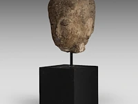 A thai stone head of buddha, ayutthaya style, 16thc-18thc, total h 47,5 cm - afbeelding 2 van  6