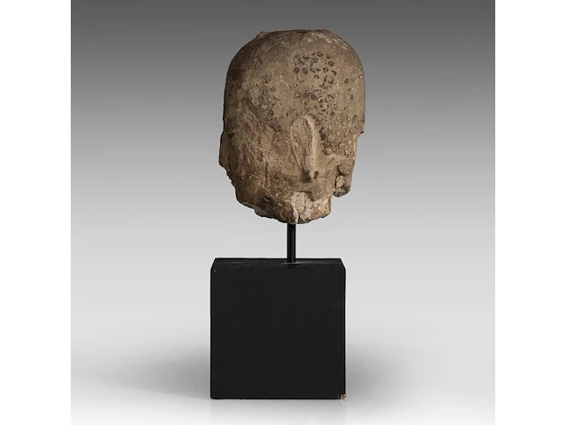 A thai stone head of buddha, ayutthaya style, 16thc-18thc, total h 47,5 cm - afbeelding 3 van  6
