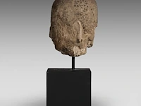 A thai stone head of buddha, ayutthaya style, 16thc-18thc, total h 47,5 cm - afbeelding 3 van  6