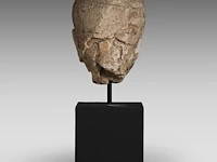 A thai stone head of buddha, ayutthaya style, 16thc-18thc, total h 47,5 cm - afbeelding 4 van  6