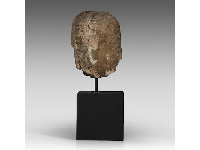 A thai stone head of buddha, ayutthaya style, 16thc-18thc, total h 47,5 cm - afbeelding 5 van  6