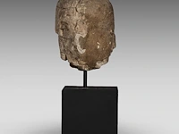 A thai stone head of buddha, ayutthaya style, 16thc-18thc, total h 47,5 cm - afbeelding 5 van  6