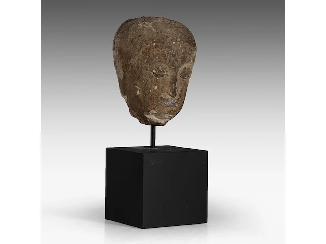 A thai stone head of buddha, ayutthaya style, 16thc-18thc, total h 47,5 cm - afbeelding 6 van  6