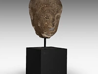 A thai stone head of buddha, ayutthaya style, 16thc-18thc, total h 47,5 cm - afbeelding 6 van  6