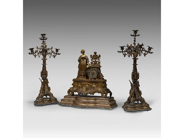 A three-piece eclectic gilt metal mantel clock set, with on top louise marie of orléans, queen of the belgians, mid 19thc the clock 45 x 43 cm. (17.71 x 16.92 in.), the candelabra: 66 cm. (25.98 in.) - afbeelding 2 van  8