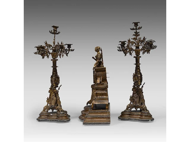 A three-piece eclectic gilt metal mantel clock set, with on top louise marie of orléans, queen of the belgians, mid 19thc the clock 45 x 43 cm. (17.71 x 16.92 in.), the candelabra: 66 cm. (25.98 in.) - afbeelding 3 van  8