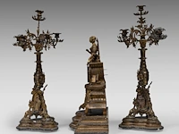 A three-piece eclectic gilt metal mantel clock set, with on top louise marie of orléans, queen of the belgians, mid 19thc the clock 45 x 43 cm. (17.71 x 16.92 in.), the candelabra: 66 cm. (25.98 in.) - afbeelding 3 van  8