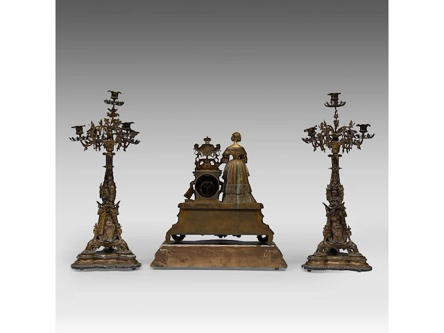 A three-piece eclectic gilt metal mantel clock set, with on top louise marie of orléans, queen of the belgians, mid 19thc the clock 45 x 43 cm. (17.71 x 16.92 in.), the candelabra: 66 cm. (25.98 in.) - afbeelding 4 van  8