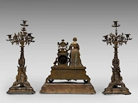 A three-piece eclectic gilt metal mantel clock set, with on top louise marie of orléans, queen of the belgians, mid 19thc the clock 45 x 43 cm. (17.71 x 16.92 in.), the candelabra: 66 cm. (25.98 in.) - afbeelding 4 van  8