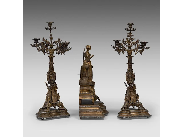 A three-piece eclectic gilt metal mantel clock set, with on top louise marie of orléans, queen of the belgians, mid 19thc the clock 45 x 43 cm. (17.71 x 16.92 in.), the candelabra: 66 cm. (25.98 in.) - afbeelding 5 van  8