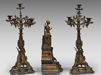 A three-piece eclectic gilt metal mantel clock set, with on top louise marie of orléans, queen of the belgians, mid 19thc the clock 45 x 43 cm. (17.71 x 16.92 in.), the candelabra: 66 cm. (25.98 in.) - afbeelding 5 van  8